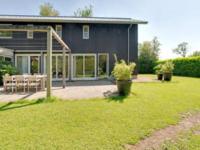 Spacious and stylish family home in Grou